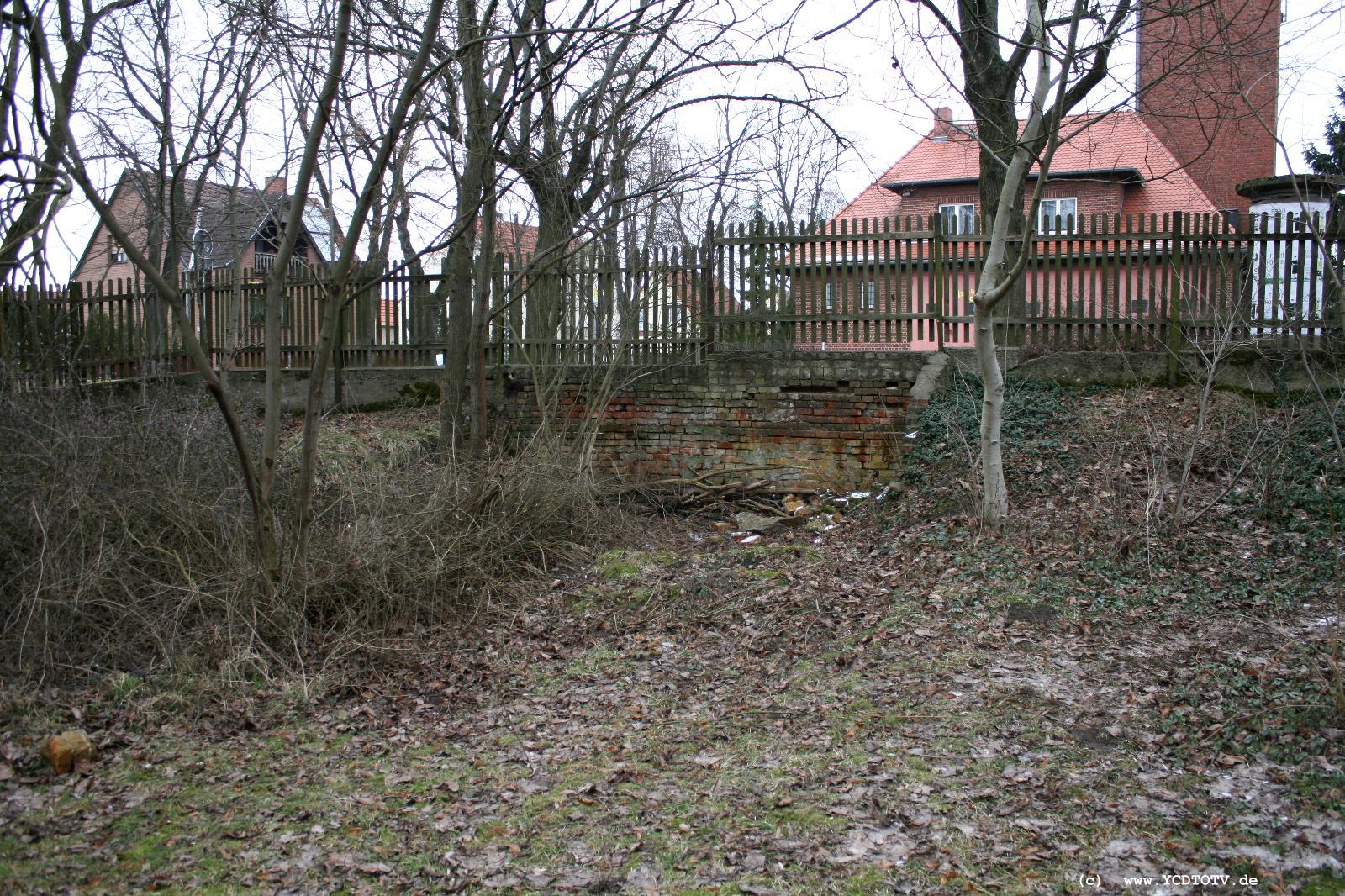 Strecke Stendal-Arneburg, 2011, Bahnhof Arneburg, Reste Lokschuppen 