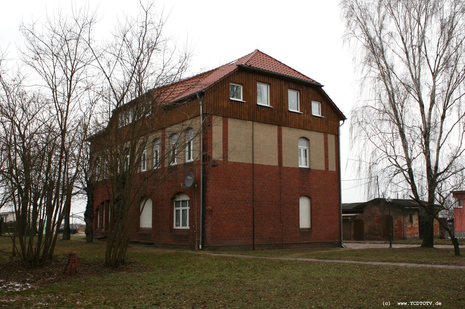 Strecke Stendal-Arneburg, 2011, Bahnhof Arneburg, Ostseite 