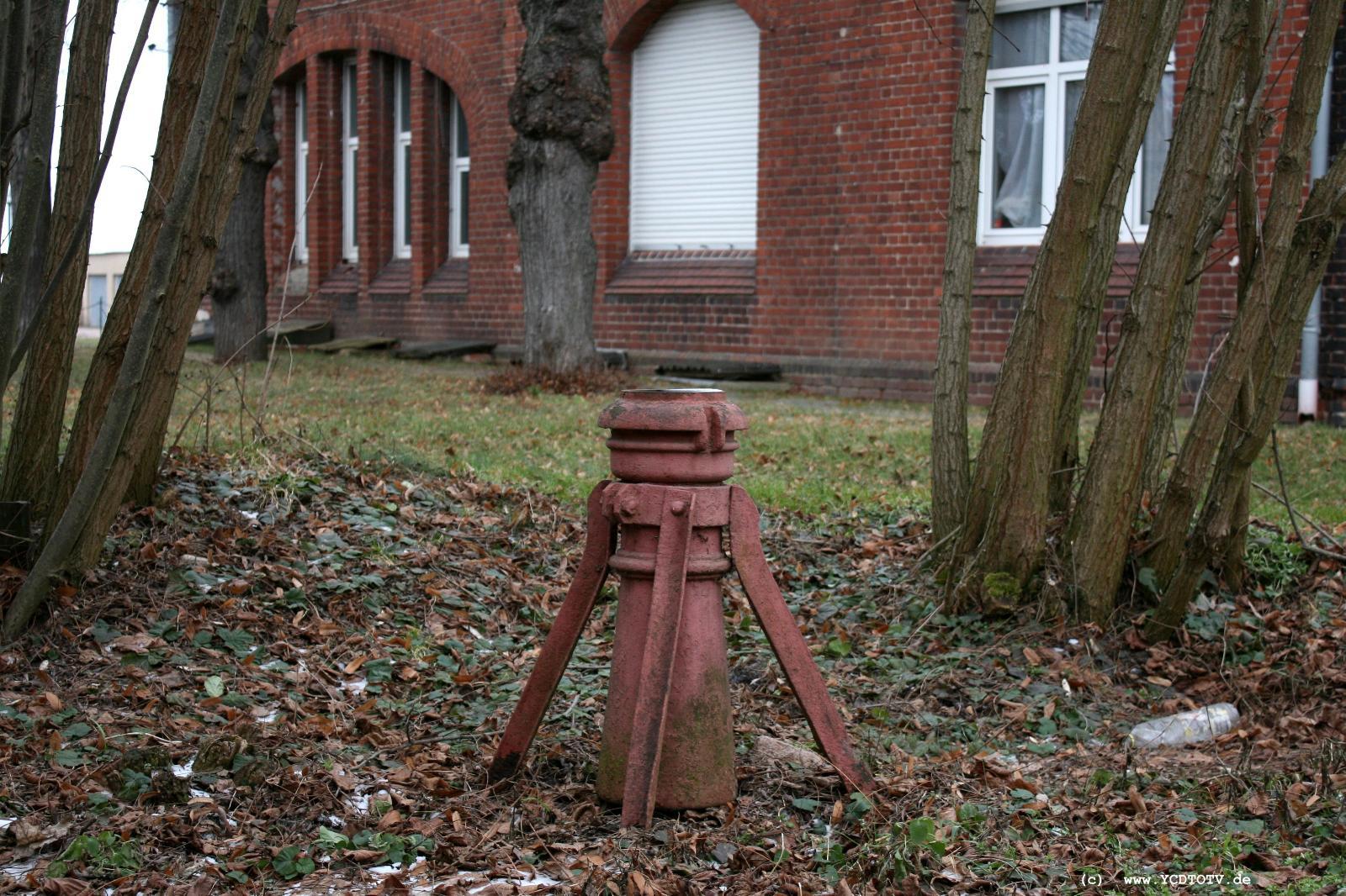 Strecke Stendal-Arneburg, 2011, Bahnhof Arneburg, Reste Wasserkran 