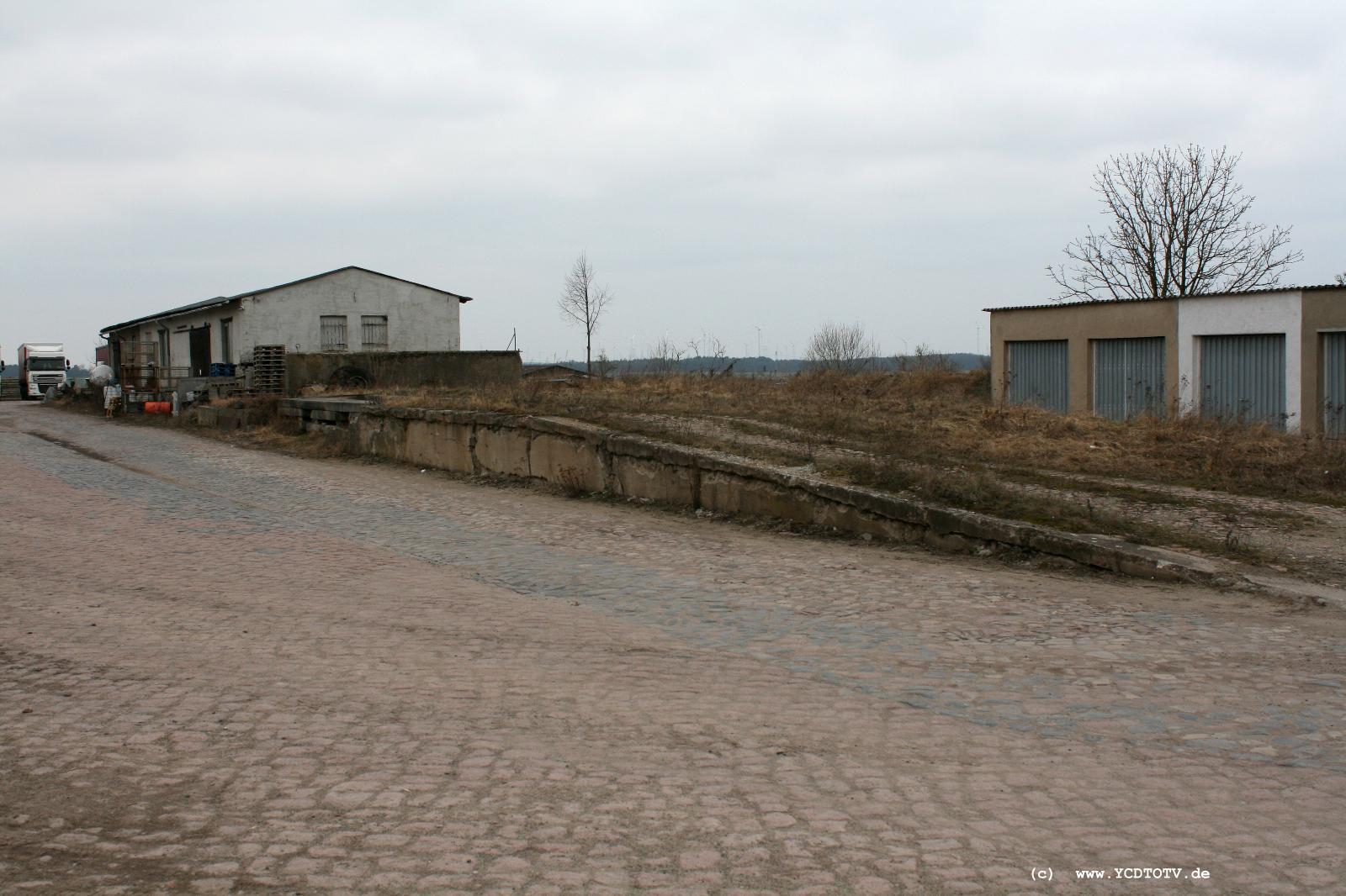 Strecke Stendal-Arneburg, 2011, Bahnhof Arneburg, Reste Ladestrae 