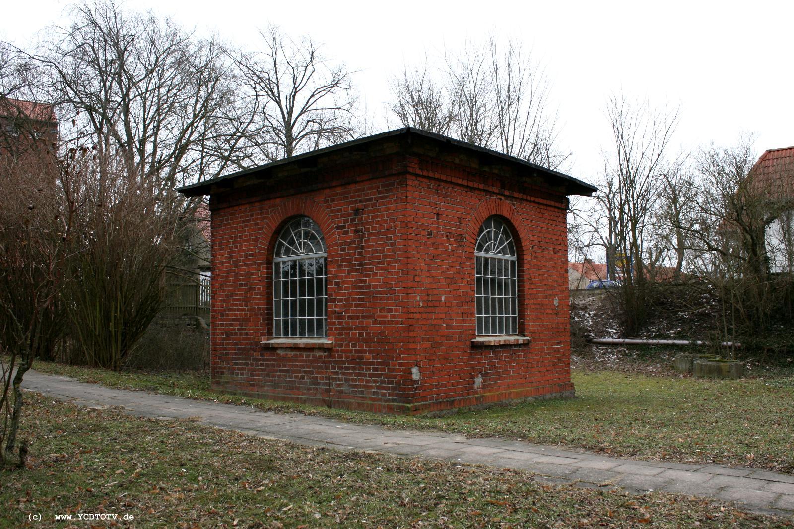 Strecke Stendal-Arneburg, 2011, Bahnhof Arneburg, Reste Wasser 