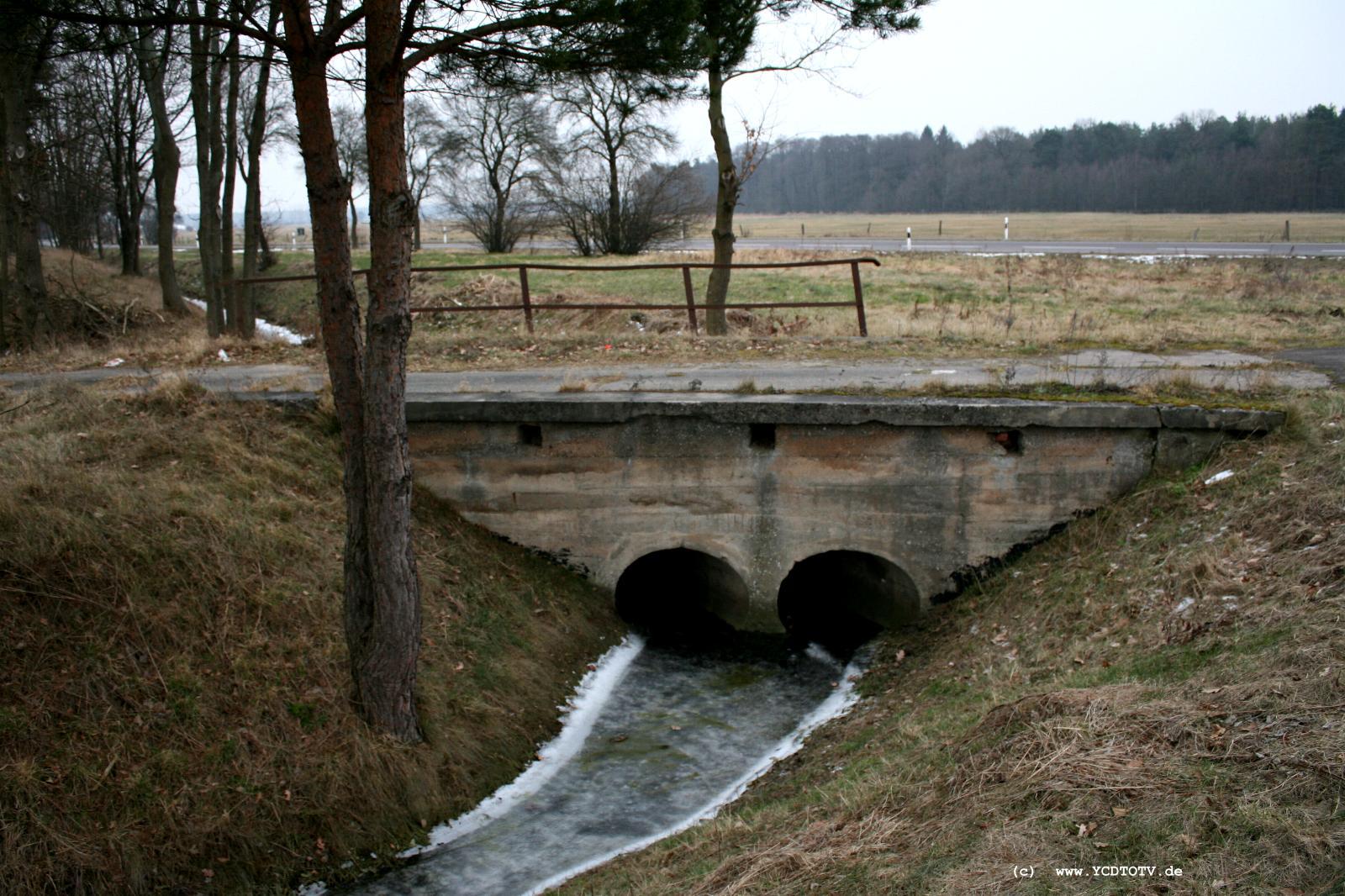 Strecke Stendal-Arneburg, 2011, Brcke der altes Trasse, Brcke, im Hintergrund Strasse nach Hassel