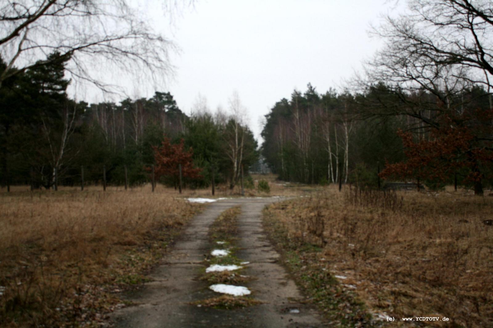 Strecke Stendal-Arneburg, 2011, altes Trasse, Richtung Arneburg, nur der Plattenweg macht einen Schwenk 