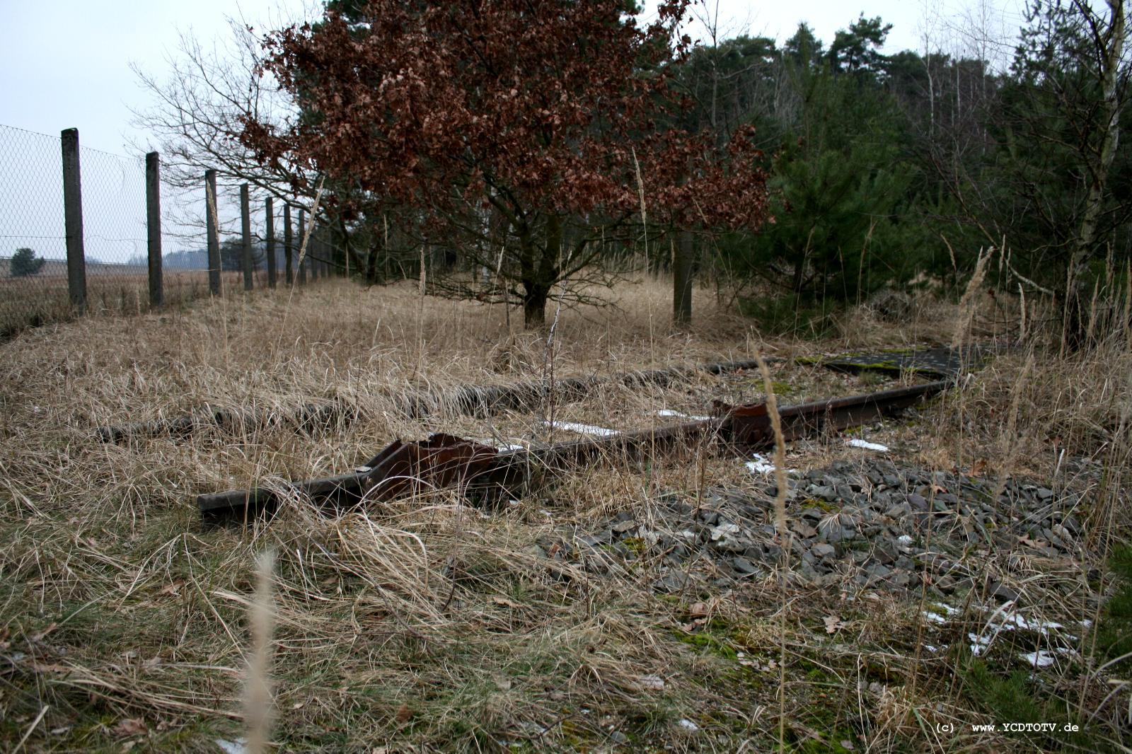 Strecke Stendal-Arneburg, 2011, altes Trasse, rechts Richtung Arneburg, links Richtung Stendal, Prellbockreste (?) 