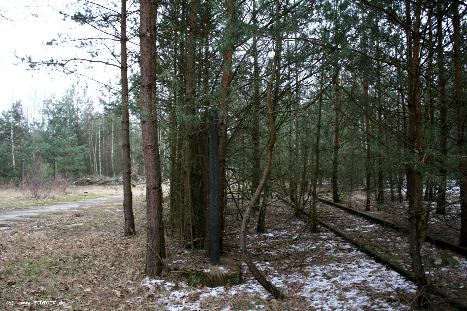 Strecke Stendal-Arneburg, 2011, Blick Richtung Stendal, Torpfosten, Maschendrahtzaun 