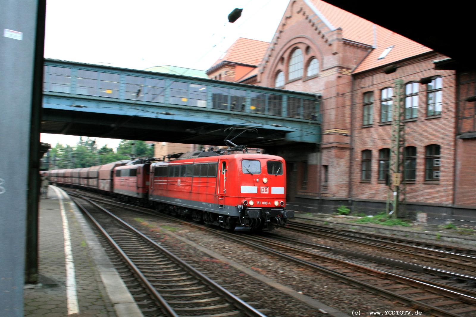  Bahnhof Hamburg-Harburg, 18.05.2011, 14:29 151 006-4 und 151 165-8 gen Norden 