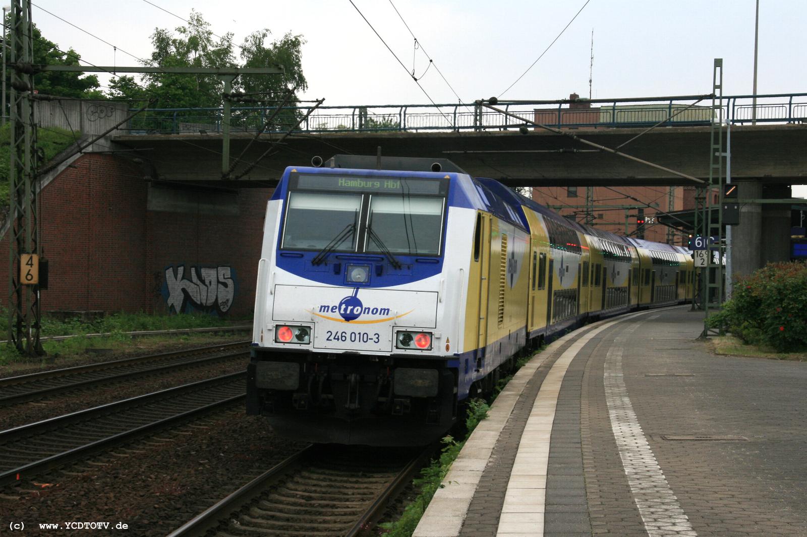  Bahnhof Hamburg-Harburg, 18.05.2011, 14:42 246 010-3 Richtung Sden 