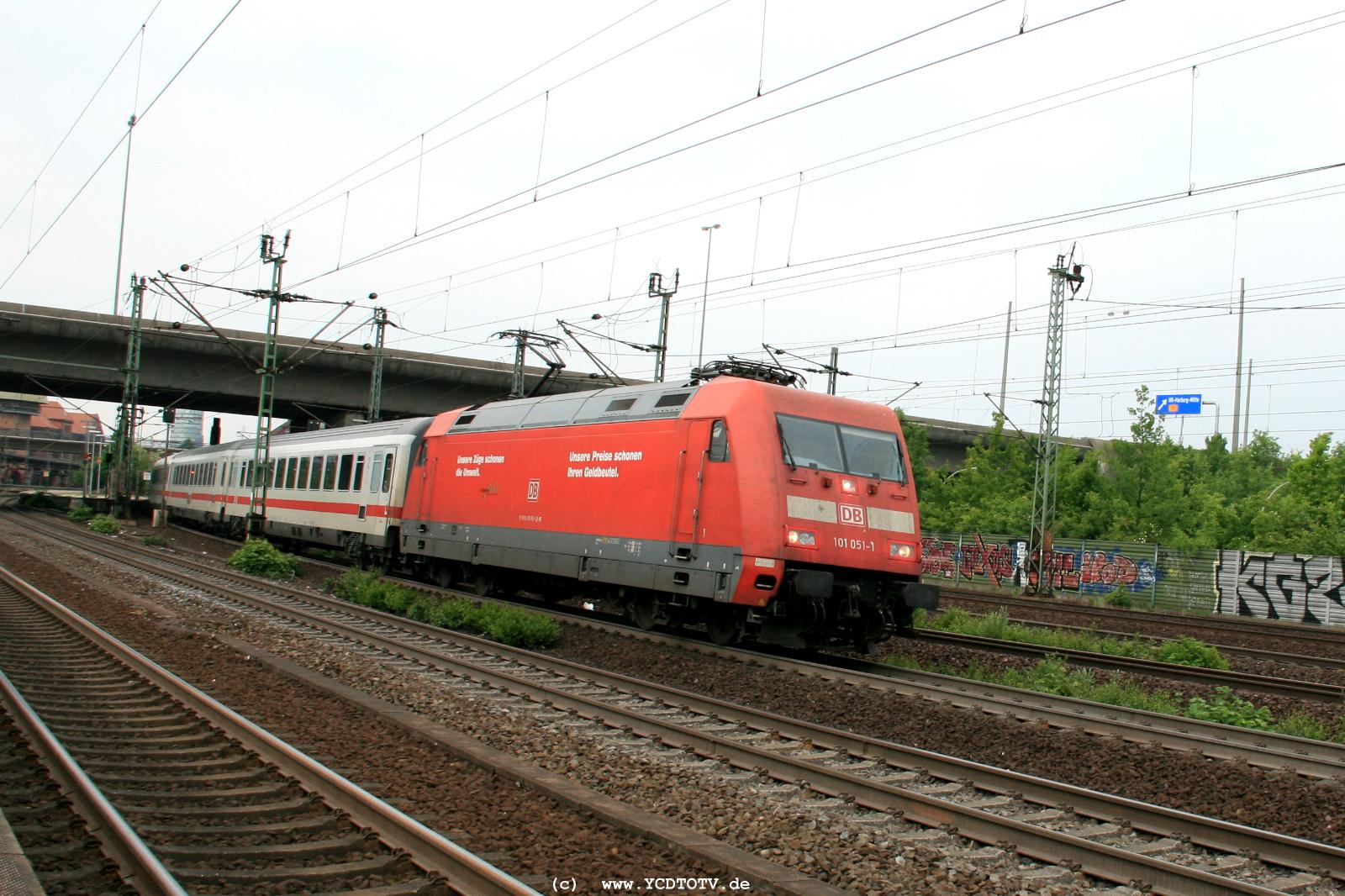  Bahnhof Hamburg-Harburg, 18.05.2011, 15:01 101 051-1 Richtung Sden 