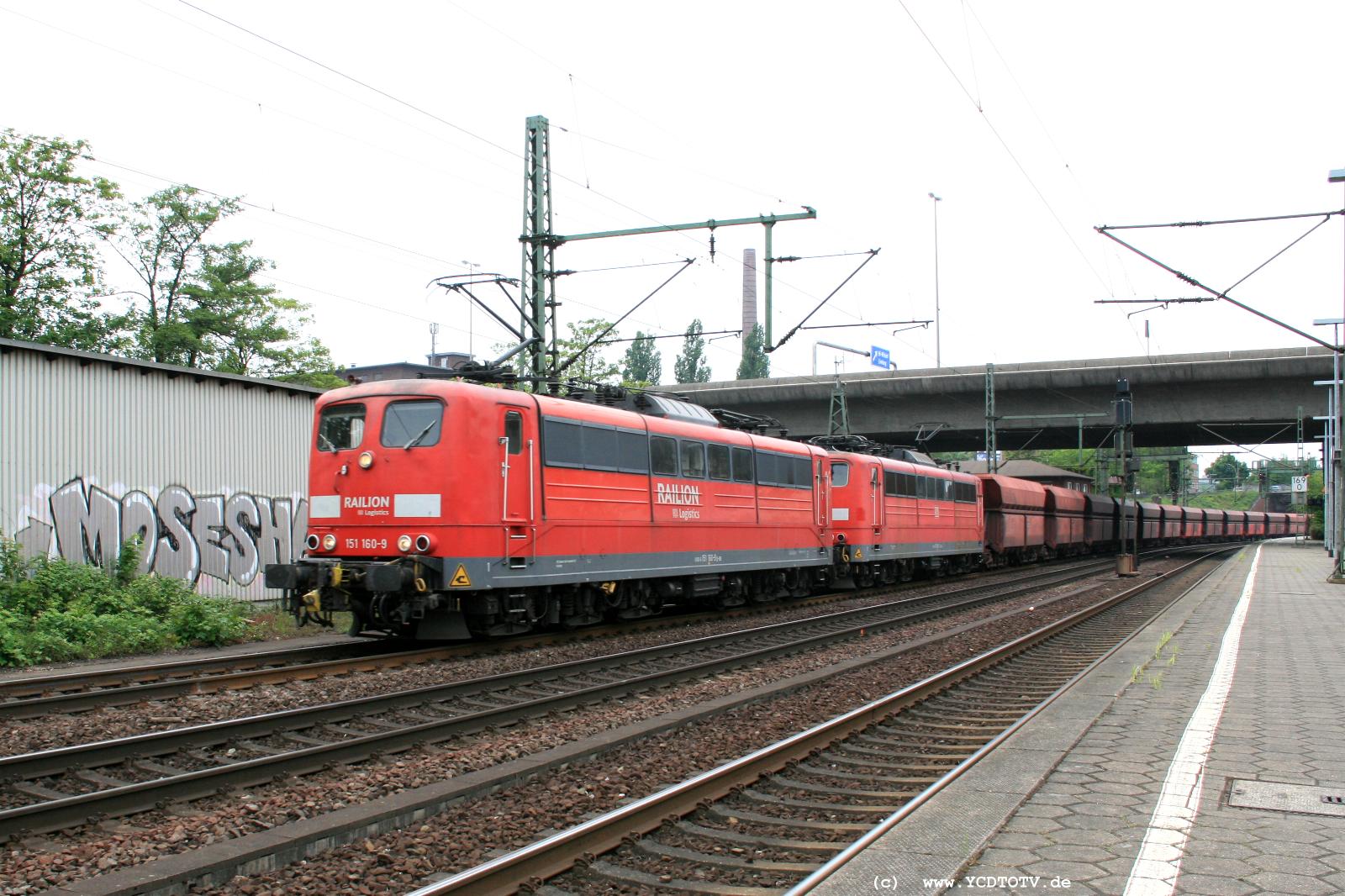  Bahnhof Hamburg-Harburg, 18.05.2011, 15:09 151 160-9 und 151 xxx Richtung Sden 