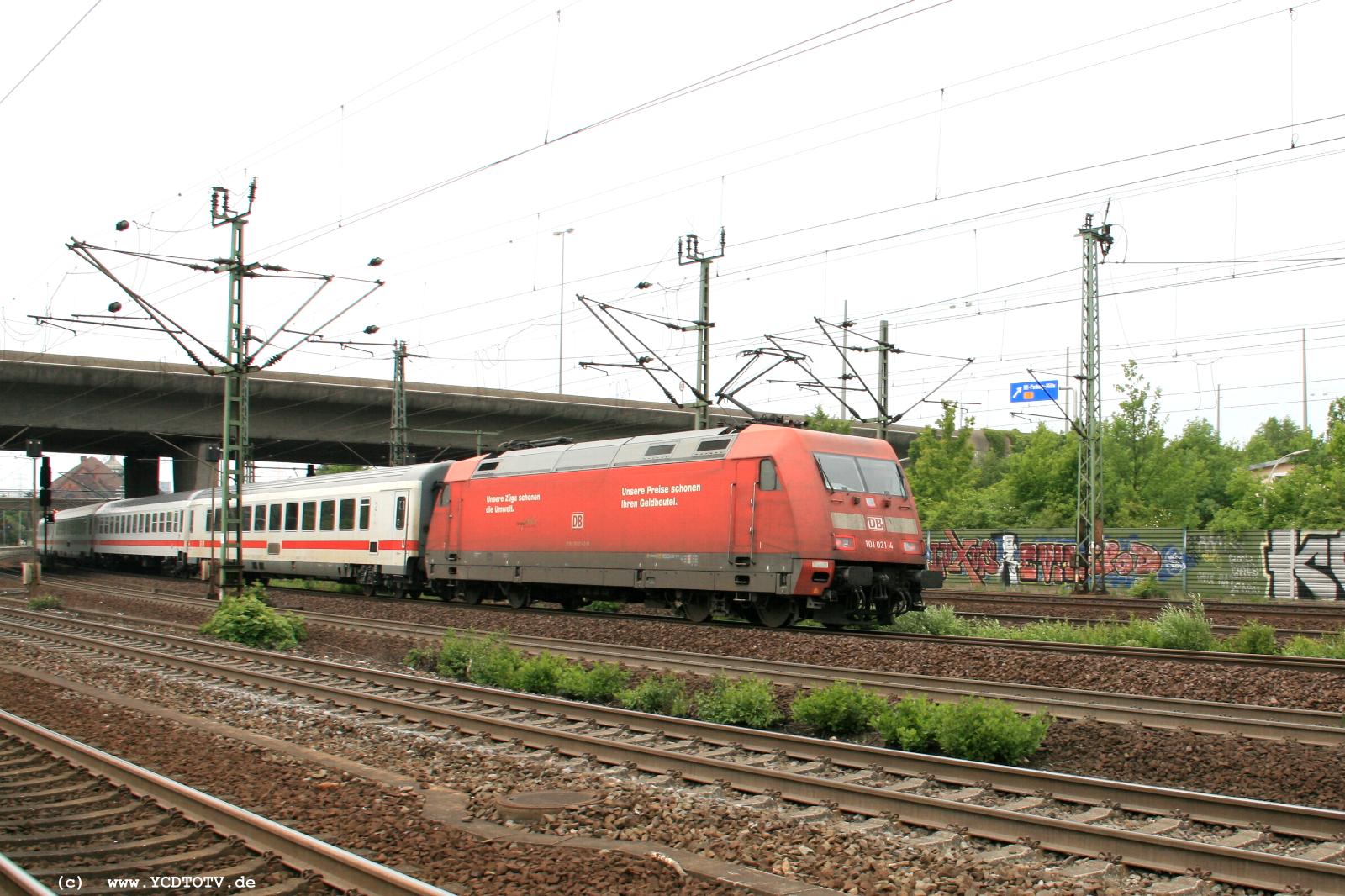  Bahnhof Hamburg-Harburg, 18.05.2011, 15:11 101 021-4 mit IC Richtung Sden 