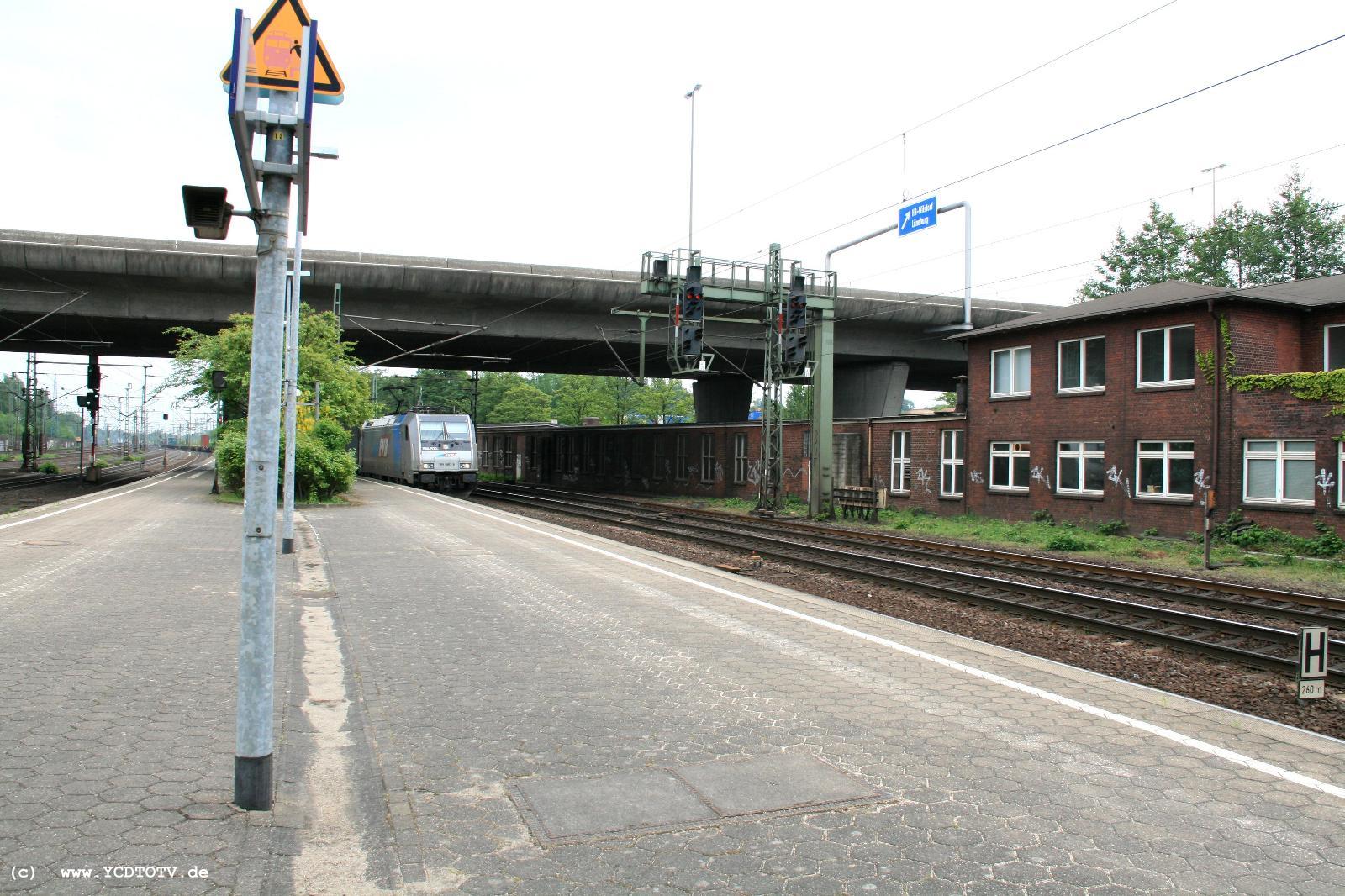  Bahnhof Hamburg-Harburg, 18.05.2011, Blick vom Bahnsteig 5 Richtung Sden 