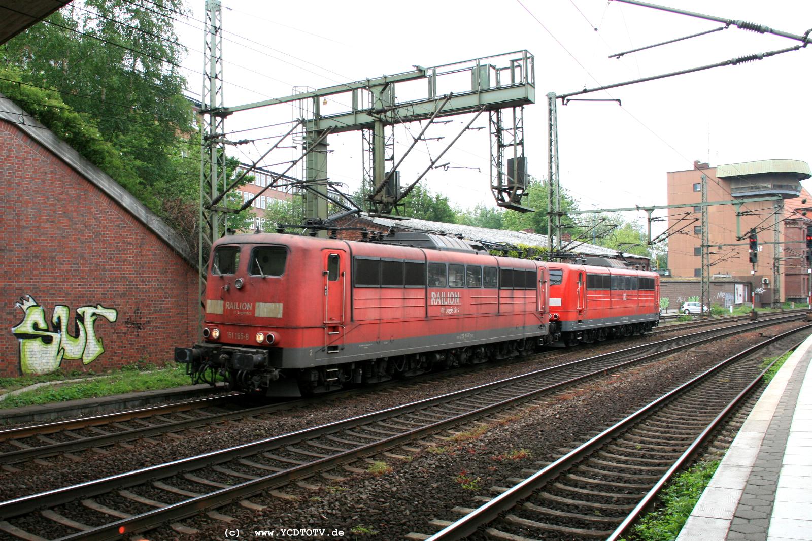  Bahnhof Hamburg-Harburg, 18.05.2011, 15:16 151 165-8 und 151 006-4 kommen zurck 