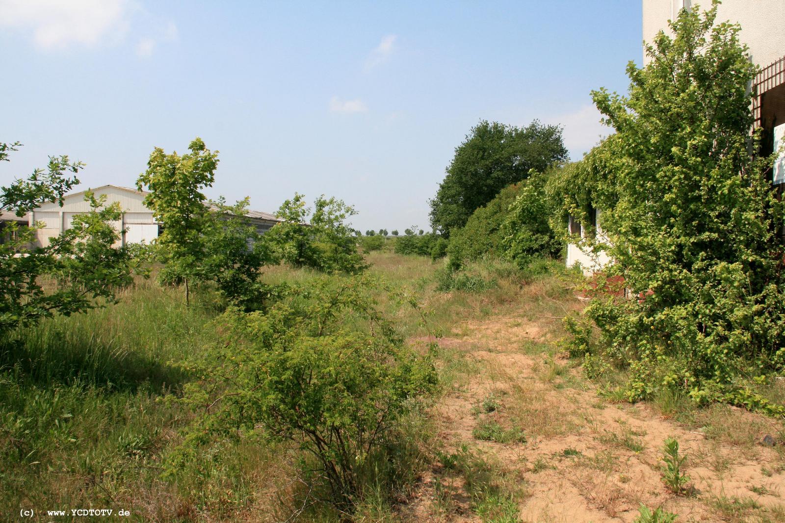  Bahnhof Schnhausen (Elbe), 20.05.2011, davor, Blick Richtung Stendal 