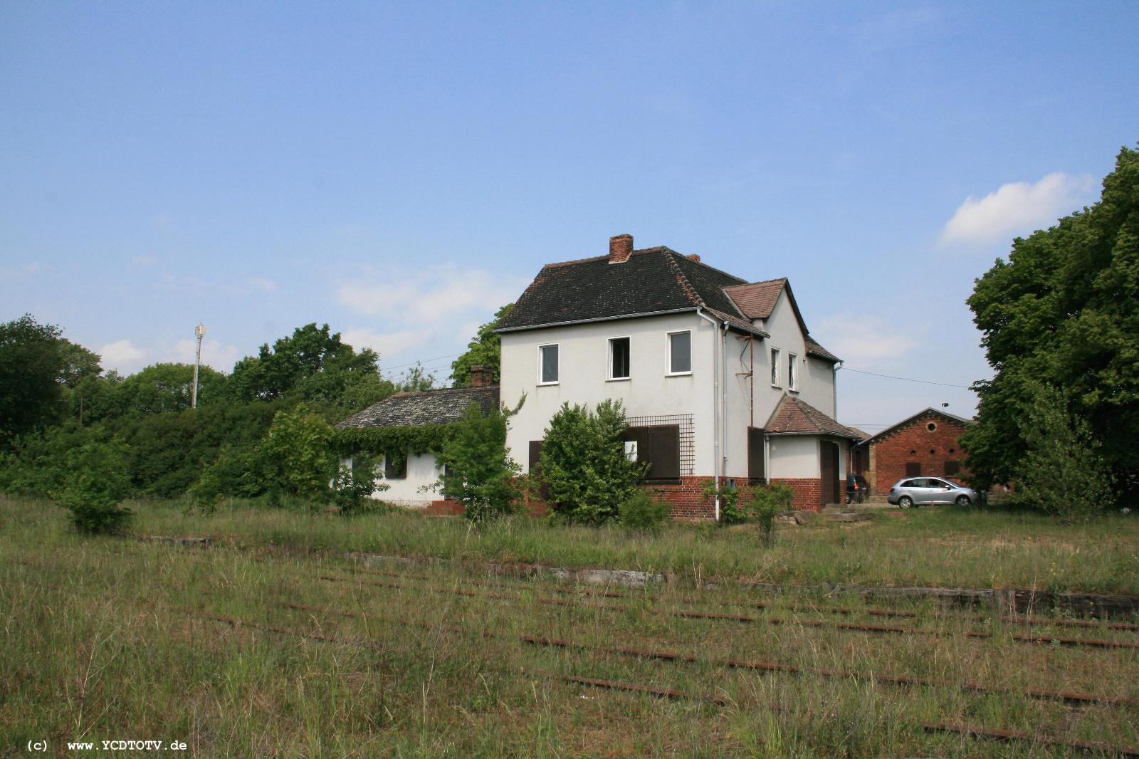  Bahnhof Schnhausen (Elbe), 20.05.2011, sdlich vom Bahnhofsgebude: das weisse Haus 