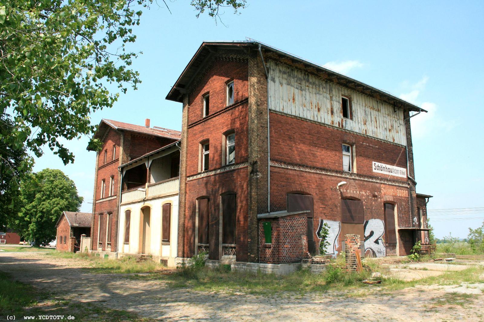  Bahnhof Schnhausen (Elbe), 20.05.2011, nicht gerade einladend 