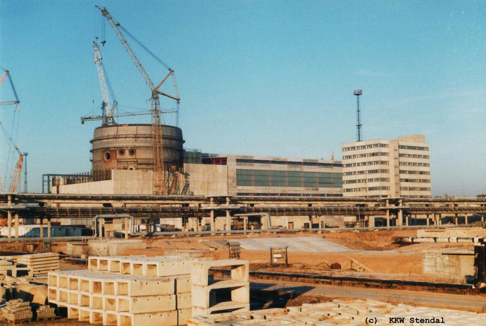  DDR KKW Stendal, Baustelle 1990, links Reaktorgebäude A dann Maschinenhaus A,
 rechts Betriebsgebäude am Reaktor A 
