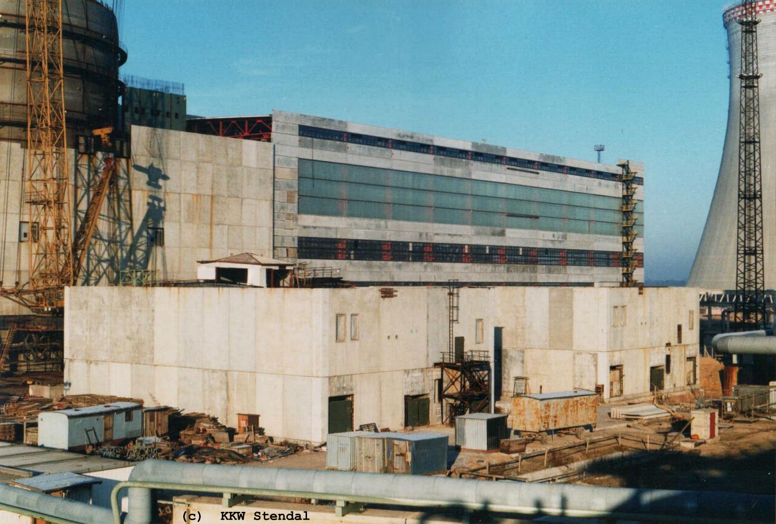  KKW Stendal, Baustelle 1990, Mitte Maschinenhaus A, davor 2 Notstromgebäude
 für Reaktor A
 
