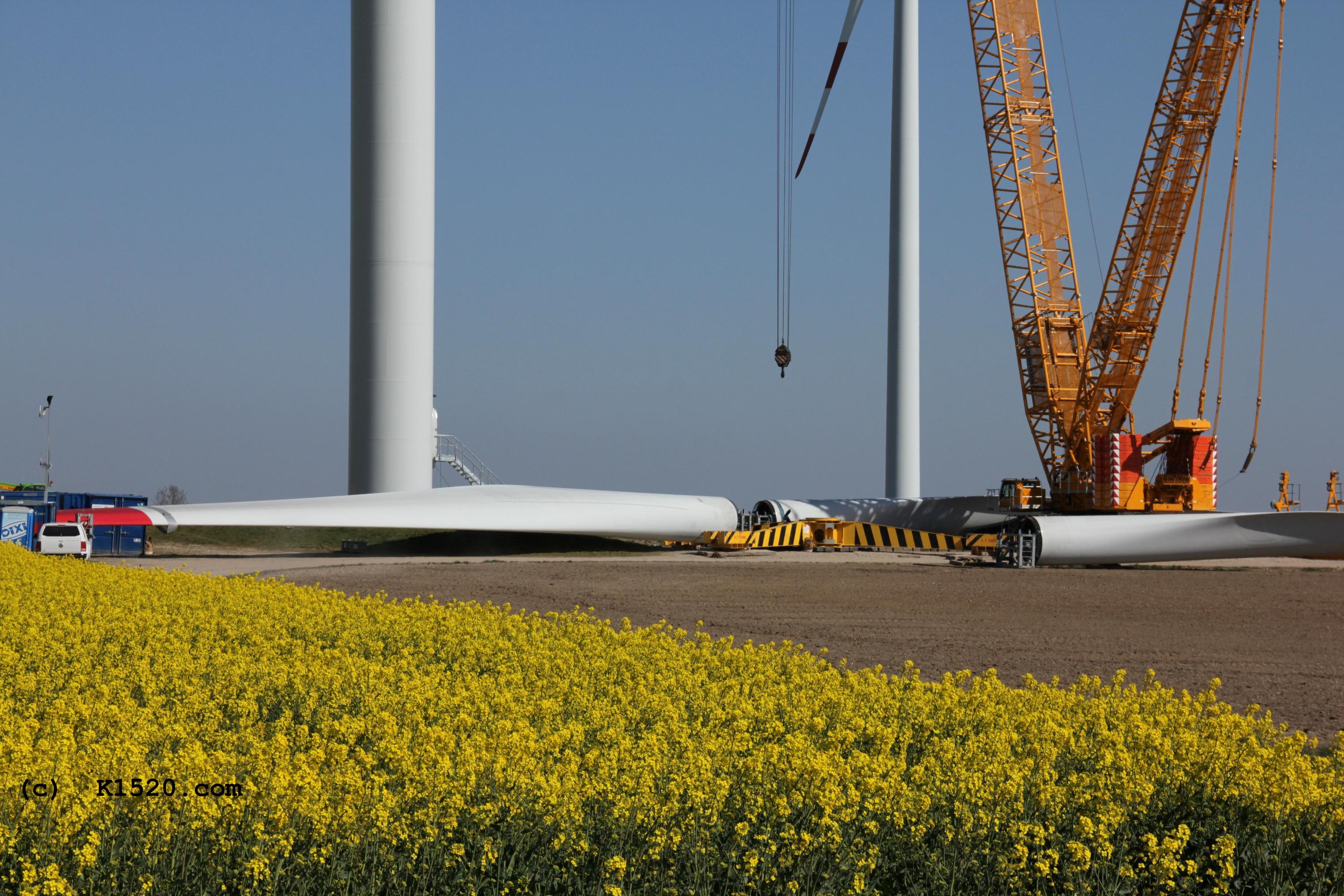 Reparatur Windräder im Windpark Arneburg/Elbe 04/2020,
  Kraneinsatz, Größenvergleich PKW, weiss, links