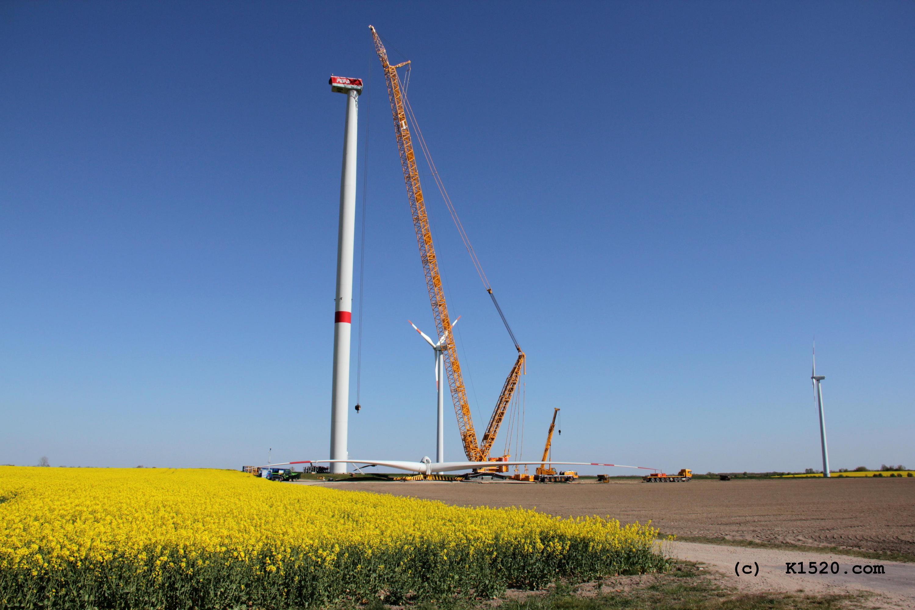 Reparatur Windräder im Windpark Arneburg/Elbe 04/2020,
  Kraneinsatz, Größenvergleich gelber LKW