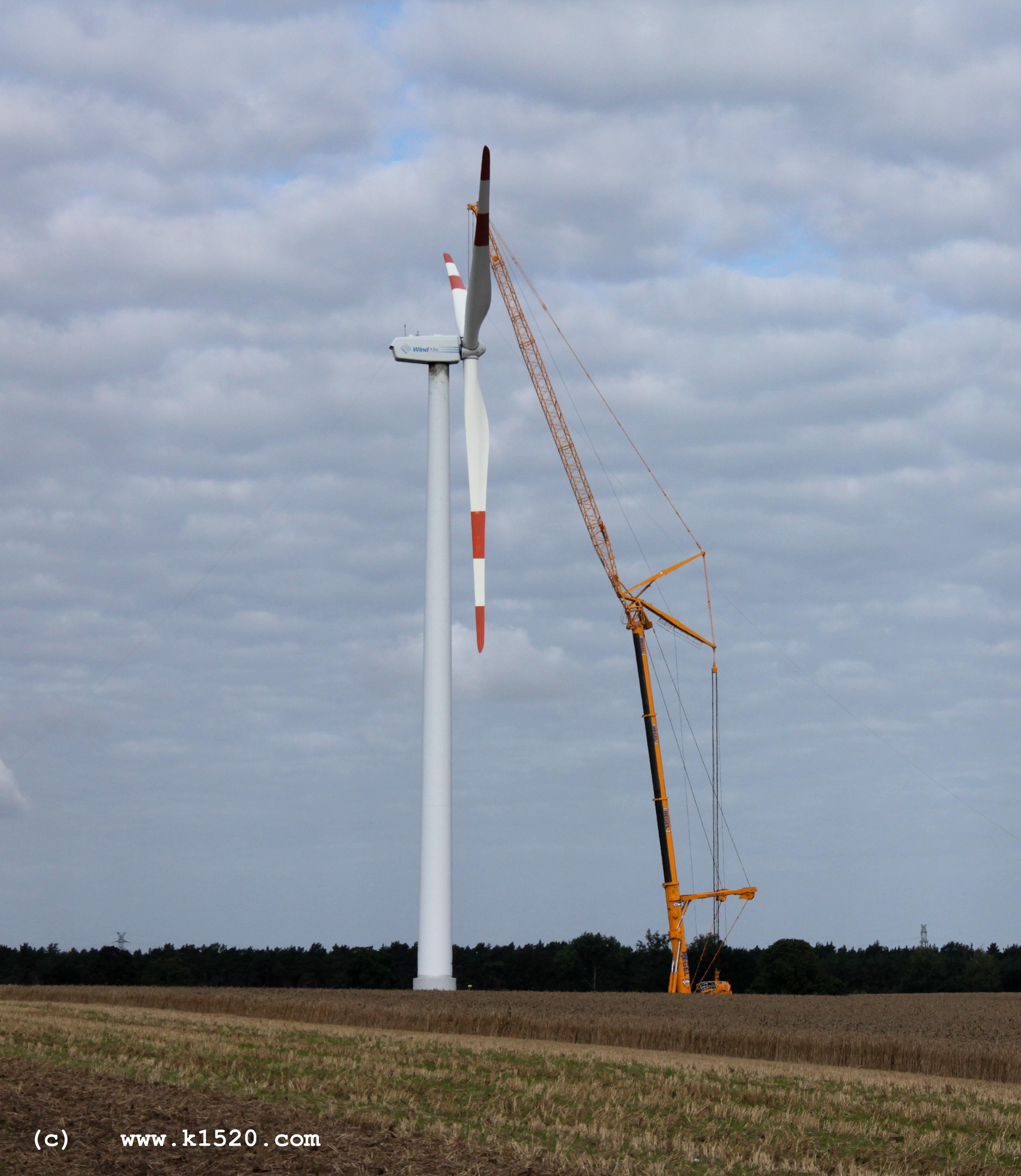 Reparatur Windrder im Windpark Arneburg/Elbe 08/2023,
  Kraneinsatz, 