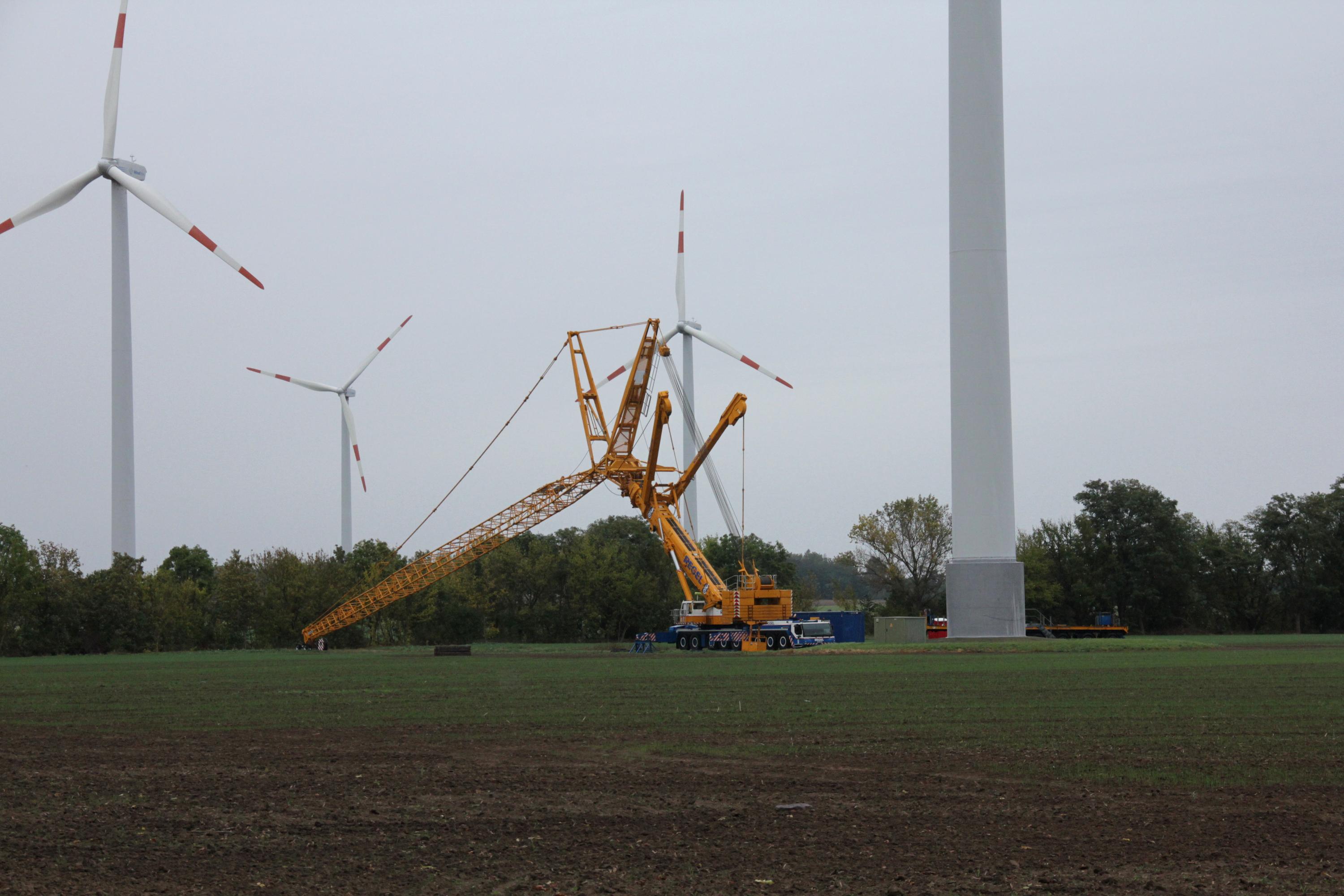 Reparatur Windräder im Windpark Arneburg/Elbe 10/2023,
  Kraneinsatz, 