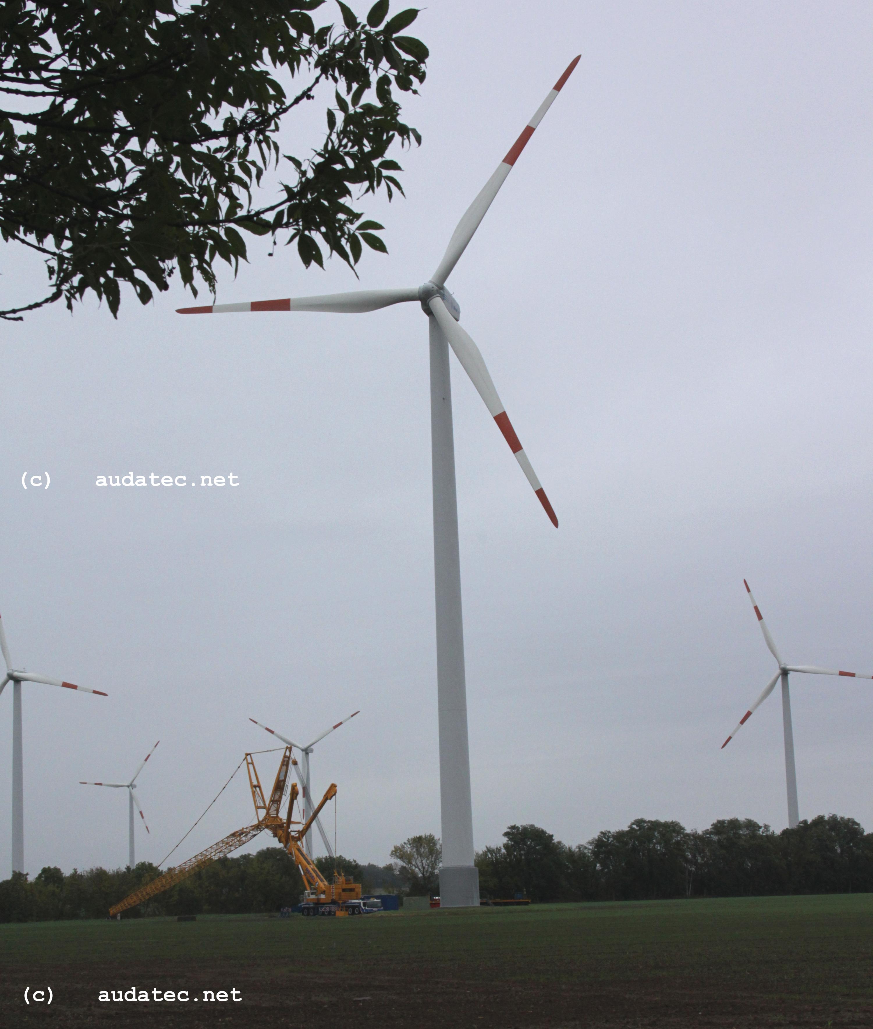 Reparatur Windräder im Windpark Arneburg/Elbe 10/2023,
  Kraneinsatz, 
