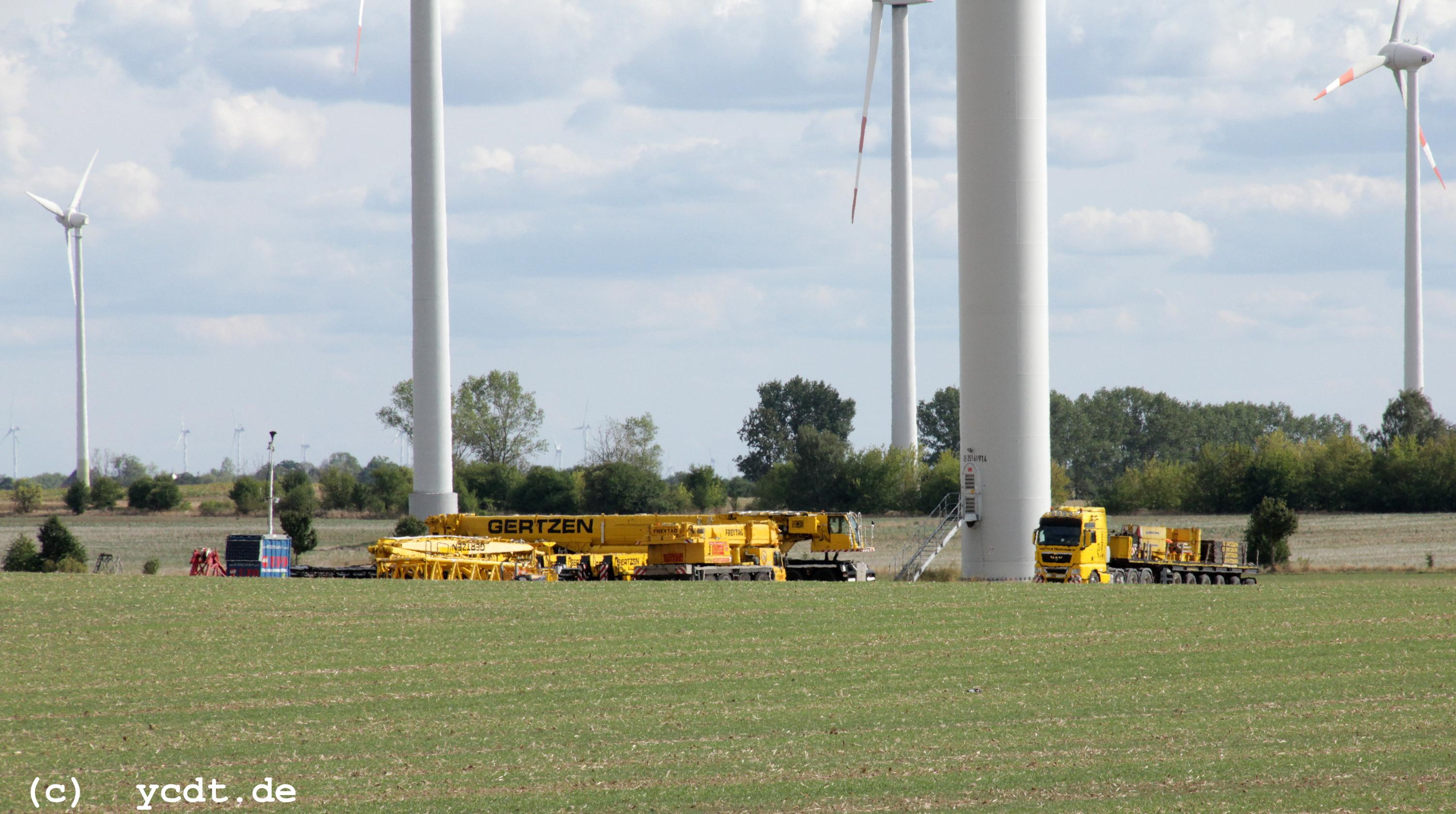 Reparatur Windräder im Windpark Arneburg/Elbe 08/2022,
  Kraneinsatz, 