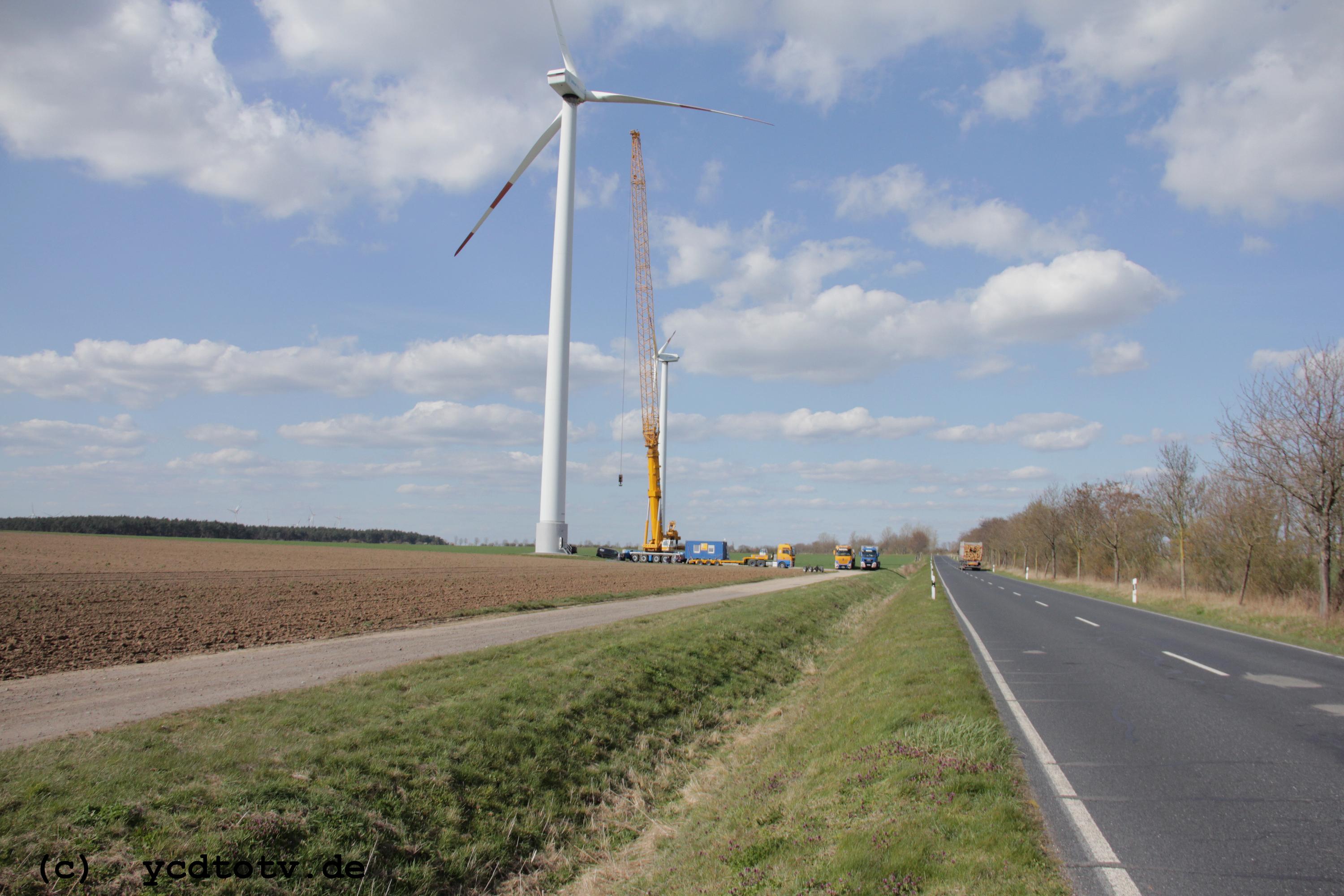 Reparatur Windräder im Windpark Arneburg/Elbe 04/2022,
  Kraneinsatz, 