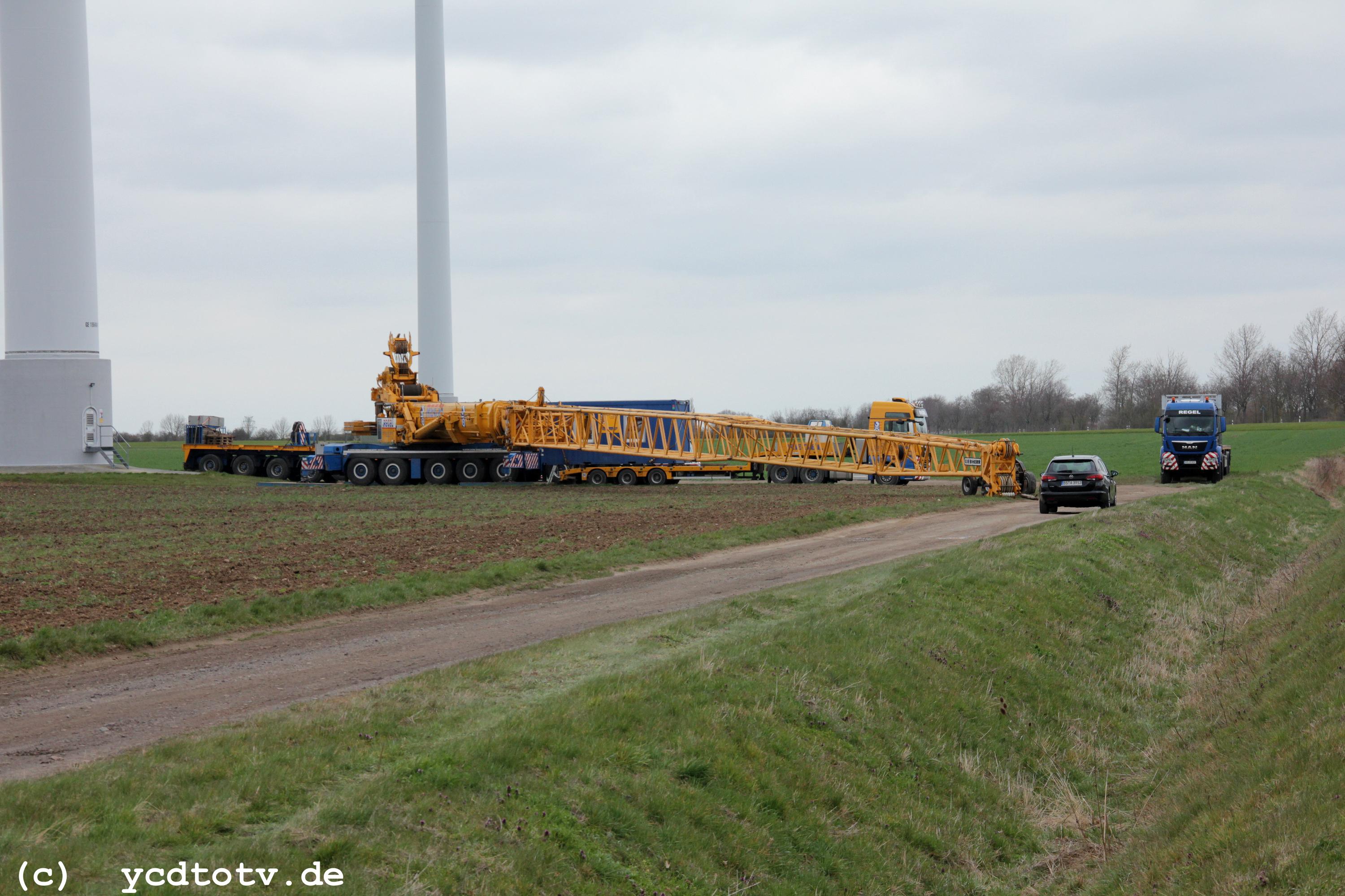 Reparatur Windräder im Windpark Arneburg/Elbe 04/2022,
  Kraneinsatz, 